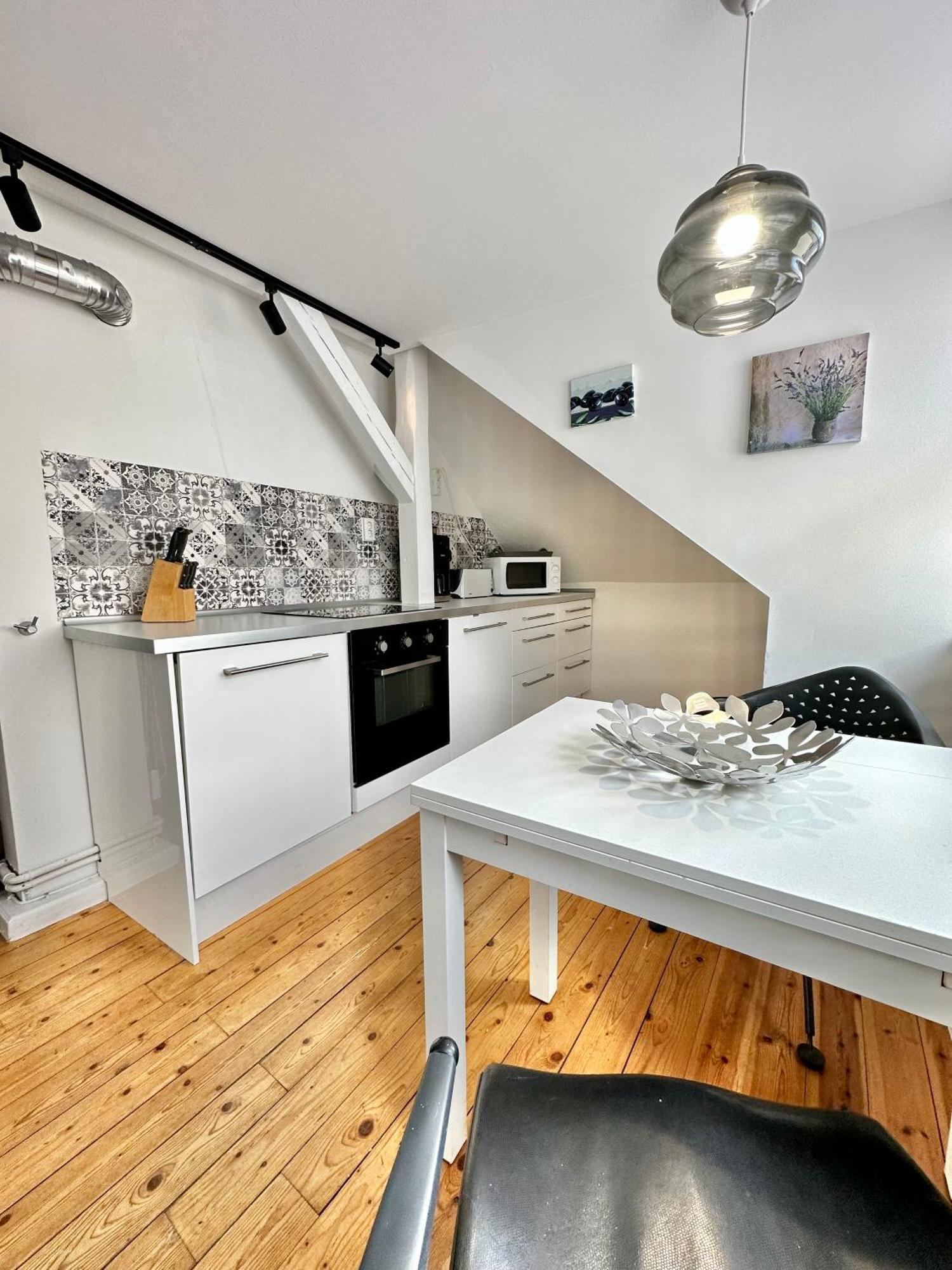 Schoenes City-Apartment Mit 2 Schlafzimmer, Parkplatz, Ruhig Und Hell, D46-Dg Oldenburg Ngoại thất bức ảnh